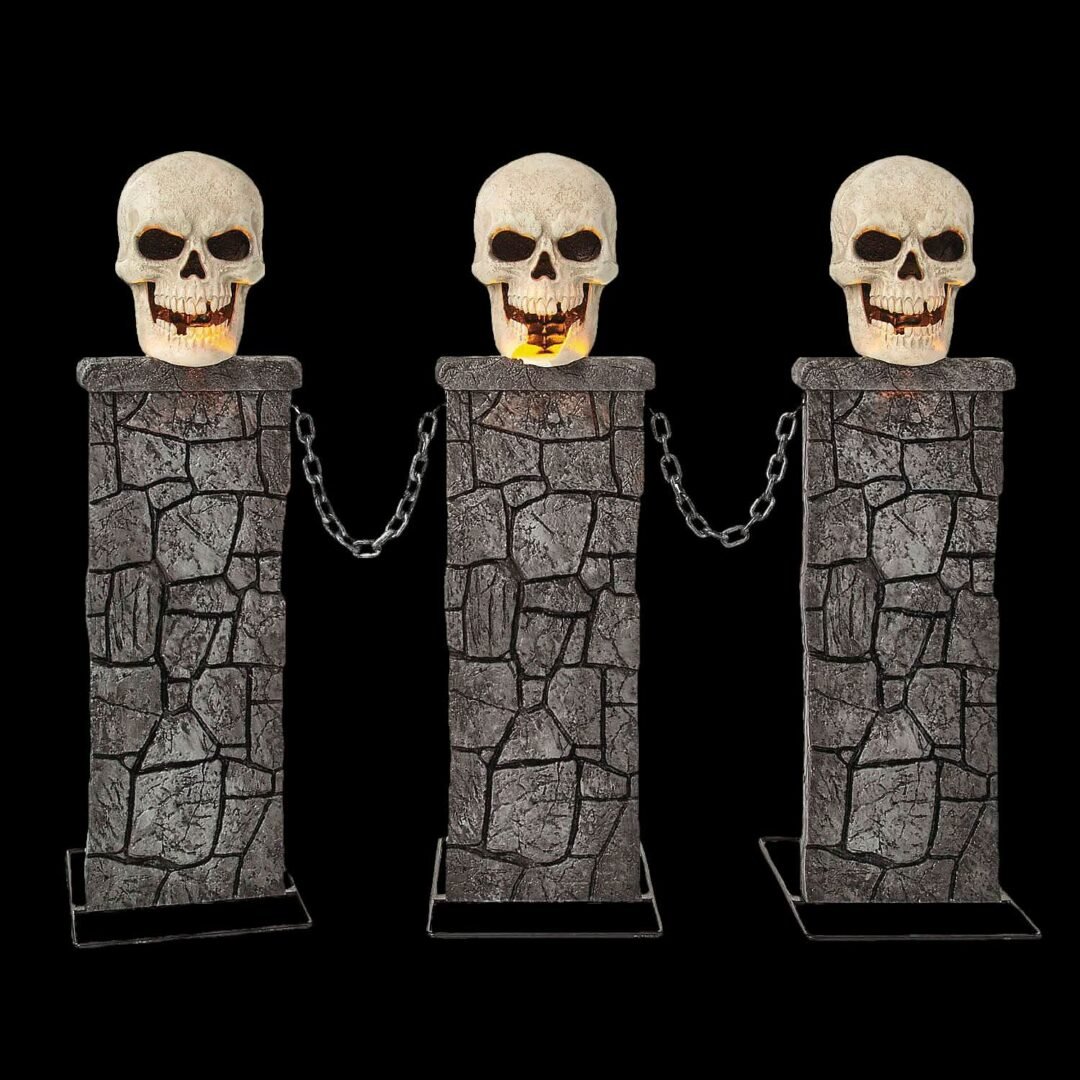 Light-Up Skull Pedestal Fence with Chains Halloween Decoration